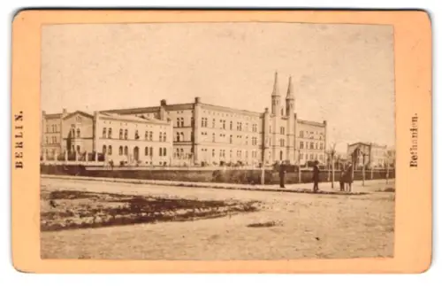 Fotografie unbekannter Fotograf, Ansicht Berlin, Bethanien, Strassenpartie mit Passanten