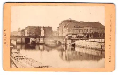 Fotografie unbekannter Fotograf, Ansicht Berlin, Schlossbrücke mit Commandantur