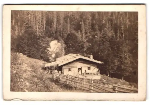 Fotografie unbekannter Fotograf, Ansicht Bad Kreuth, Sennhütte am Waldesrand, Holsteiner Alp