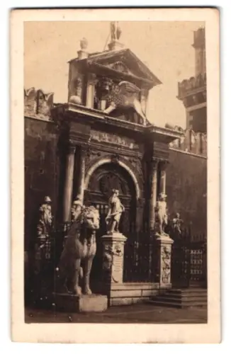 Fotografie unbekannter Fotograf, Ansicht Paris, Arsenal, Eingang mit Löwenfiguren