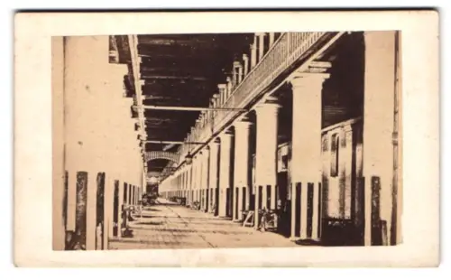 Fotografie unbekannter Fotograf, Ansicht Venedig, Im Uffizien Gang