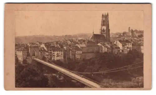 Fotografie unbekannter Fotograf, Ansicht Fribourg /Freiburg, Ortsansicht mit Brücke und Kathedrale