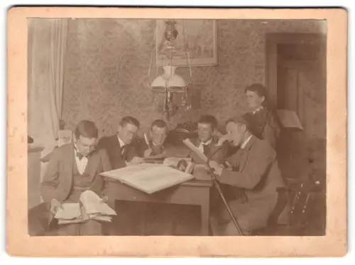 2 Fotografien unbekannter Fotograf und Ort, Gruppe Studenten mit Tellermützem, Bierkrügen und Pfeifen