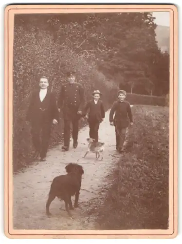 2 Fotografien unbekannter Fotograf und Ort, Familie auf einen Spaziergang mit zwei Hunden