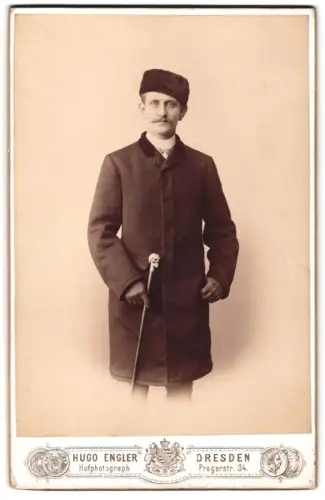 2 Fotografien Hugo Engler, Dresden, Pragerstr. 34, Eleganter Herr mit Totenkopf-Spazierstock