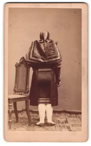 7 Fotografien unbekannter Fotograf und Ort, Elegante Frau in Trachten Altenburg, Dame in Altenburger Tracht