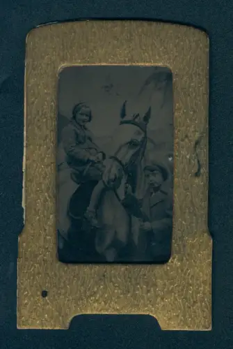 Fotografie Ferrotypie unbekannter Fotograf und Ort, Kinder mit einem Pferd