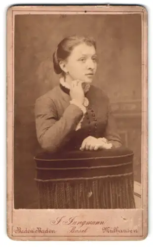 Fotografie J. Jungmann, Basel, Hammerstr. 53, Porträt einer nachdenklichen Frau