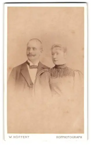 Fotografie W. Höffert, Berlin, Unter den Linden 24, elegantes Paarporträt