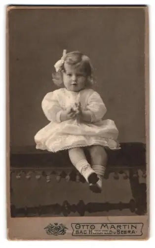 Fotografie Otto Martin, Bad Hersfeld, Bachstrasse, Kleines Mädchen auf einer Bank