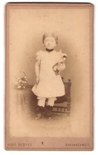 Fotografie Hugo Beddies, Braunschweig, Stobenstrasse 10, Kind mit Puppe