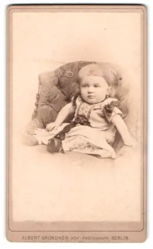 Fotografie Albert Grundner, Berlin, Leipziger Strasse 47, Porträt eines kleinen Kindes