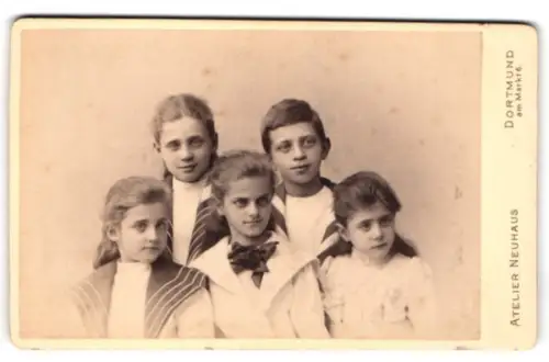 Fotografie Atelier Neuhaus, Dortmund, am Markt 6, Kindergruppe in festlicher Kleidung