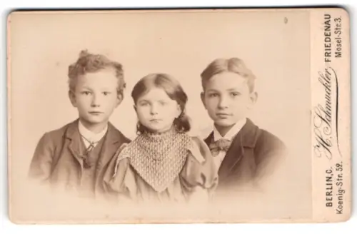 Fotografie H. Schmuckler, Berlin, Koenig-Str. 52, Drei Kinder im Porträt