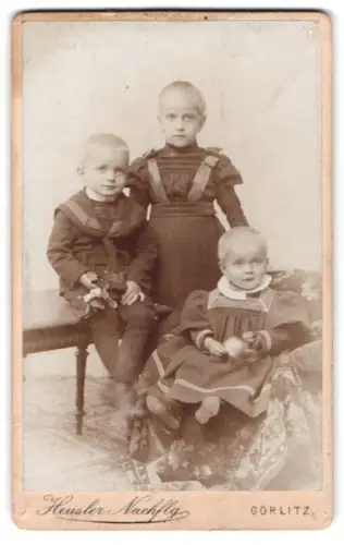 Fotografie H. Heusler, Görlitz, Postplatz 4, Drei Kinder auf einem Sessel