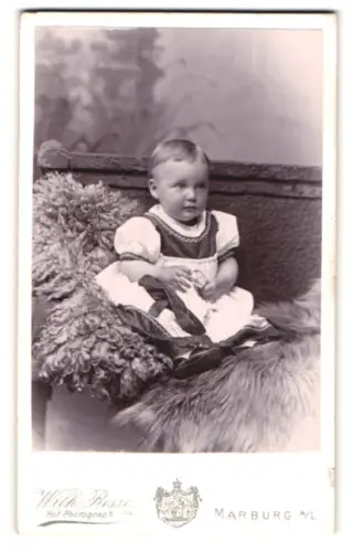 Fotografie Wilh. Risse, Marburg a. L., Kleinkind auf Fell