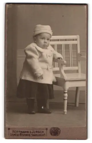Fotografie Hoffmann & Jursch, Leipzig, Senefelderstrasse 9, Kind mit Stuhl