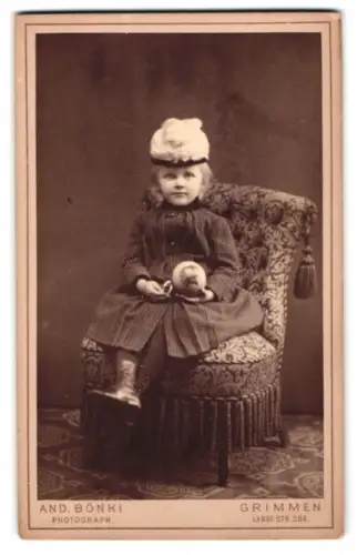 Fotografie And. Bönki, Grimmen, Lange Str. 264, Kind auf Sessel mit Ball