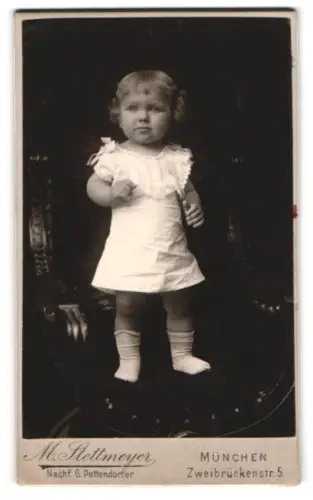 Fotografie M. Stettmeyer, München, Zweibrückenstr. 5, Kleinkind im weissen Kleid