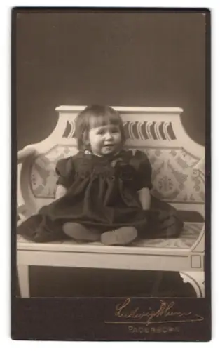 Fotografie Ludwig Blume, Paderborn, Kind auf kunstvoller Bank
