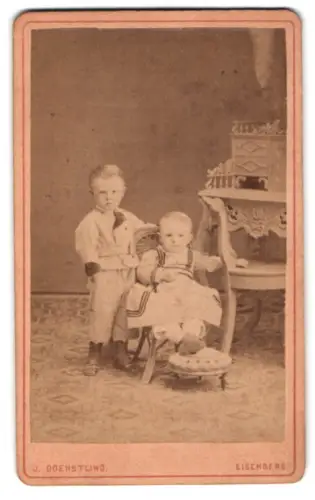 Fotografie J. Doerstling, Eisenberg, Geraerstrasse 334, Zwei Kinder im Studio