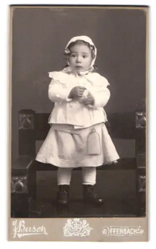 Fotografie J. Busch, Offenbach a. M., Mittelseestrasse 29, Kind in eleganter Kleidung