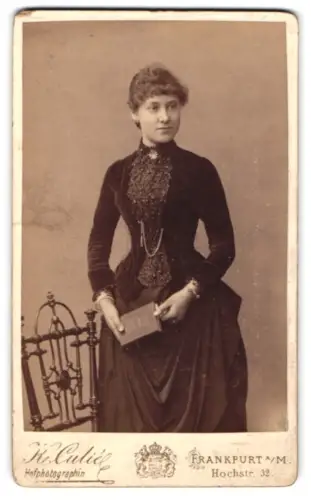 Fotografie Katharina Culié, Frankfurt am Main, Hochstr. 32, Dame mit Buch