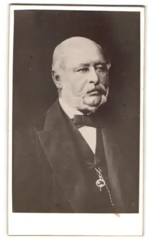 Fotografie unbekannter Fotograf und Ort, Porträt eines eleganten älteren Herrn