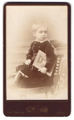 Fotografie Frau E. Vogelsang, Berlin, Neue Wilhelm Str. 9, Kind mit Buch