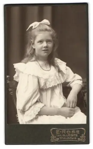 Fotografie E. Rose, Thale im Harz, Porträt eines jungen Mädchens