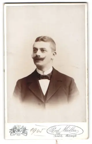 Fotografie Rud. Müller, Görlitz, Mühlweg 10, Porträt eines eleganten Herrn