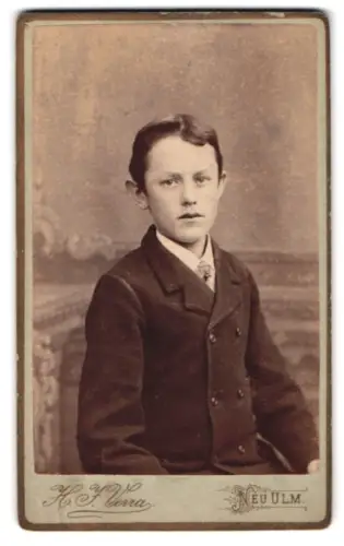 Fotografie H. I. Verra, Ulm, Bahnhofstrasse, Porträt eines jungen Mannes