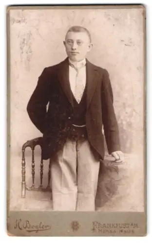 Fotografie H. Bogler, Frankfurt am Main, Stiftstrasse 9-17, Porträt eines jungen Mannes