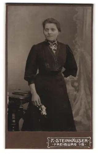 Fotografie A. Steinhäuser, Freiburg, Karthäuserstr. 4, Porträt einer Dame mit Blumenstrauss
