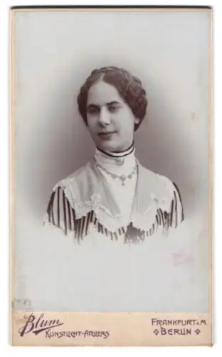 Fotografie Blum, Frankfurt a.M., Elegante Dame mit Hochsteckfrisur