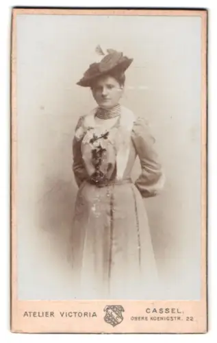 Fotografie Atelier Victoria, Cassel, Obere Koenigstr. 22, Dame mit elegantem Hut und Kleid