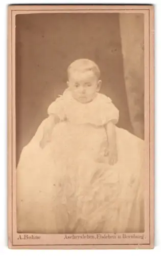 Fotografie Albert Bohne, Aschersleben, Markt 25, Porträt eines Kleinkindes