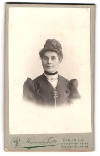 Fotografie Hermann Tietz, Berlin, Leipziger-Str. 46-49, Frauenportrait mit elegantem Kleid