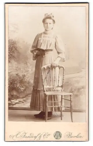 Fotografie A. Standorf & Co, Berlin, N. Brunnen-Str. 19-21, Dame mit Buch und Stuhl