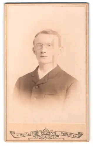 Fotografie H. Zeidler, Berlin, Jerusalemer Strasse 6, Porträt eines jungen Mannes