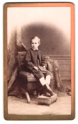 Fotografie C. Höpfner, Halle, Alter Markt 1, Junge auf gepolstertem Stuhl