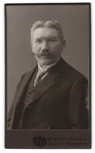 Fotografie Ed Blum, Frankfurt a.M., Kaiserstrasse 73, Porträt eines Herrn mit markantem Schnurrbart