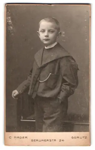 Fotografie C. Mader, Görlitz, Berlinerstr. 24, Porträt eines Jungen in Matrosenanzug