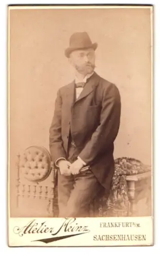 Fotografie Atelier Heinz, Frankfurt am Main, Würdevoller Herr mit Hut