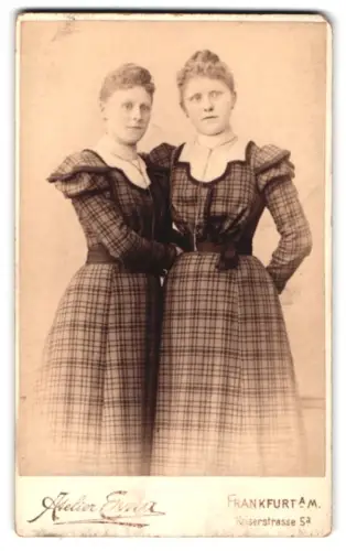 Fotografie Atelier Erna, Frankfurt a.M., Kaiserstrasse 5a, Zwei Damen in karierten Kleidern