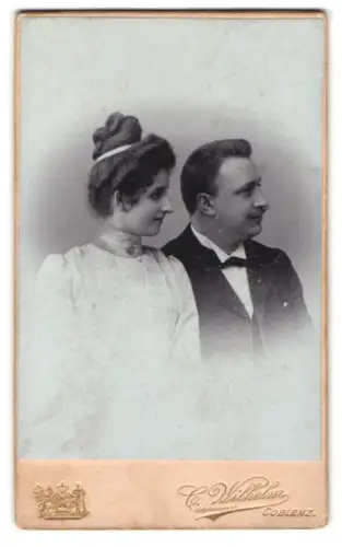 Fotografie C. Wilhelm, Coblenz, Löhrondell 5, Paar im Profil