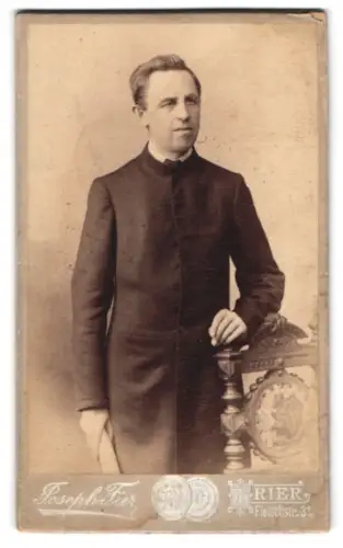 Fotografie Joseph Fier, Trier, Fleischstrasse 3, Würdevolle Darstellung eines Geistlichen