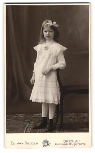 Fotografie Ed. van Delden, Breslau, Gartenstr. 36, Mädchen im weissen Kleid