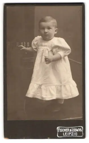 Fotografie Fischer & Ludwig, Leipzig, Nordstrasse 11, Kleinkind im weissen Kleid