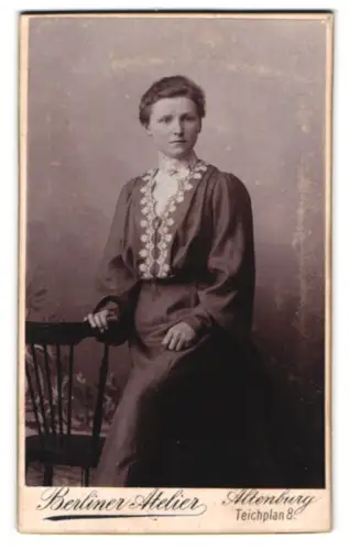 Fotografie Berliner Atelier, Altenburg, Teichplan 8, Porträt einer sitzenden Frau